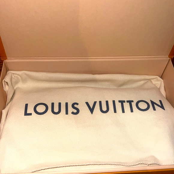 AUTHENTIC Louis Vuitton Taurillon Monogram Uniformes Solar Ray Soft Pochette - Picture 11 of 11